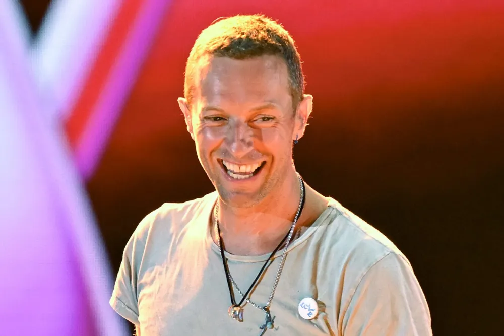 Κρις Μάρτιν: Δείτε το χιουμοριστικό σχόλιο του frontman των Coldplay στην πρώτη συναυλία μετά το viral βίντεο