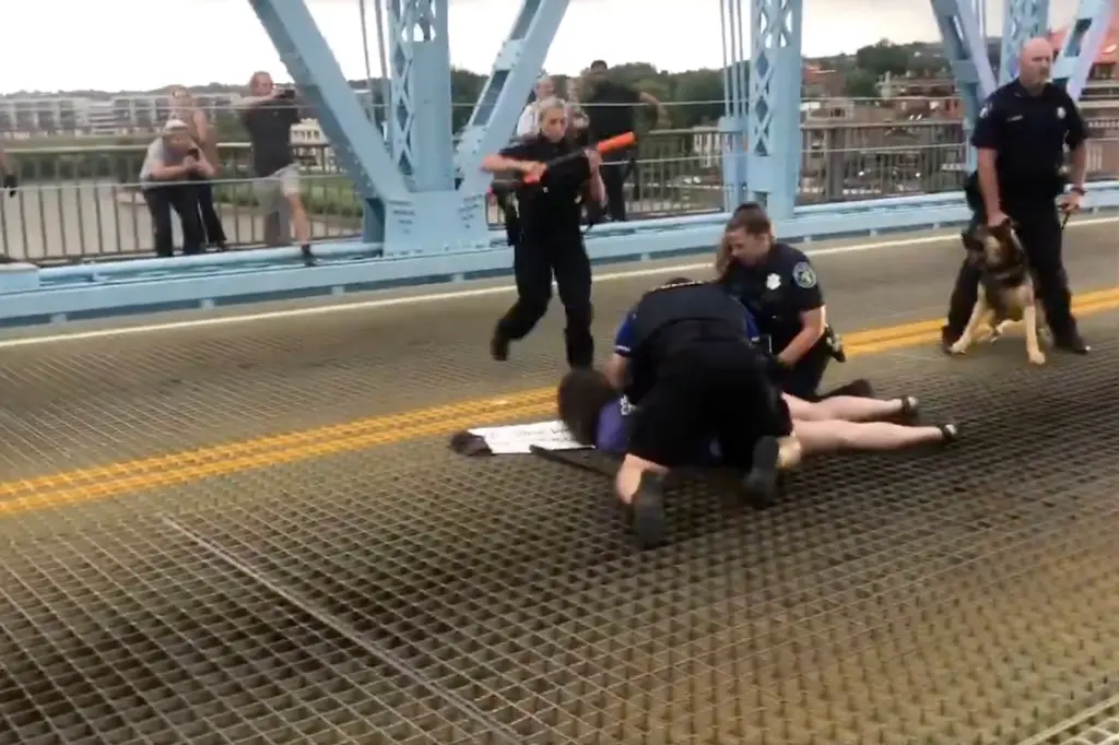 Έντονες ταραχές στο Σινσινάτι μεταξύ αστυνομικών και διαδηλωτών – Τουλάχιστον 15 τραυματίες (βίντεο)