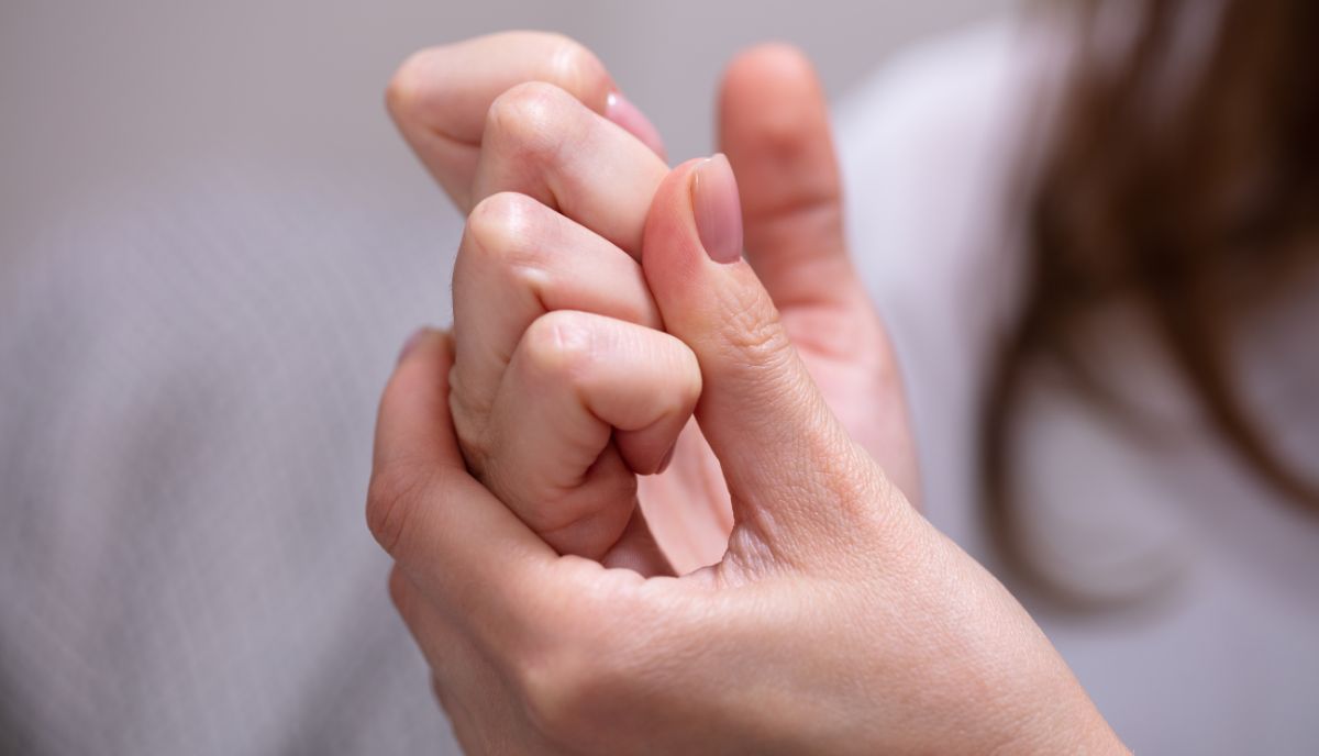 Δείτε για ποιο λόγο δεν πρέπει να κάνετε «κρακ» στα δάκτυλά σας – Ο κίνδυνος για οστεοαρθρίτιδα