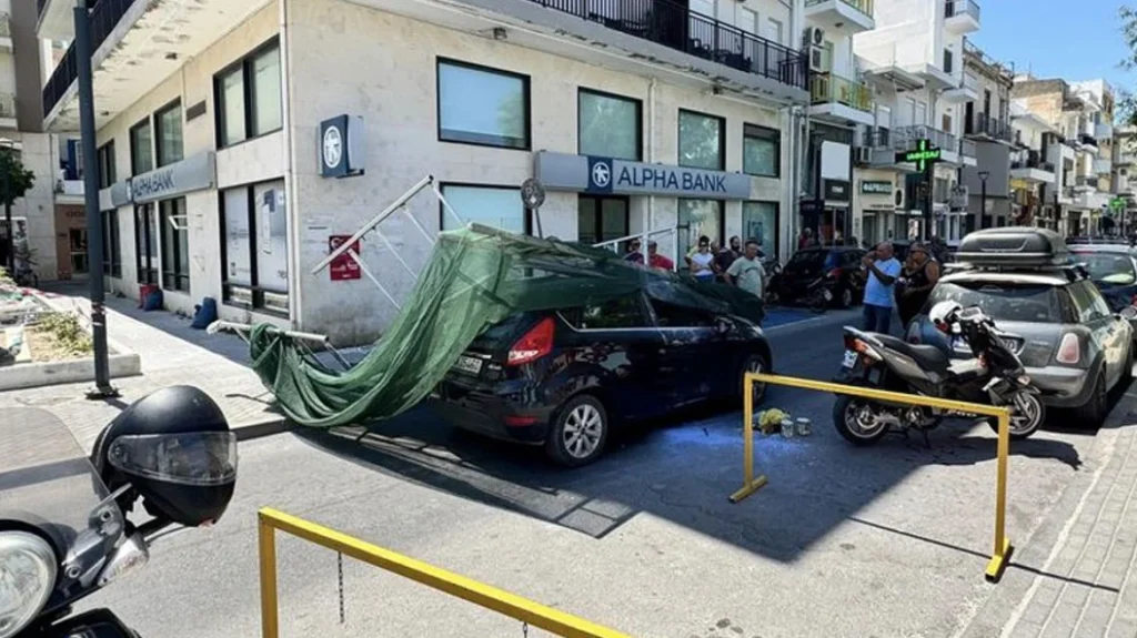 Ιεράπετρα: Σκαλωσιά καταπλάκωσε διερχόμενο αυτοκίνητο – Γλίτωσε από θαύμα ο οδηγός (φωτο)