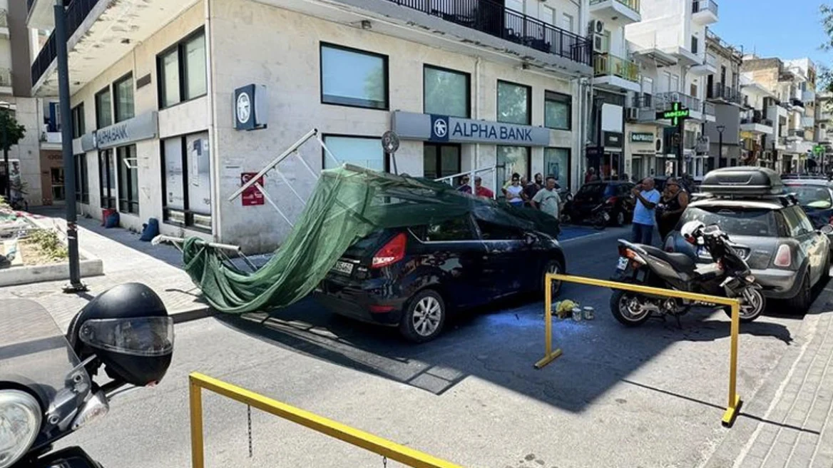 Ιεράπετρα: Σκαλωσιά καταπλάκωσε διερχόμενο αυτοκίνητο – Γλίτωσε από θαύμα ο οδηγός (φωτο)