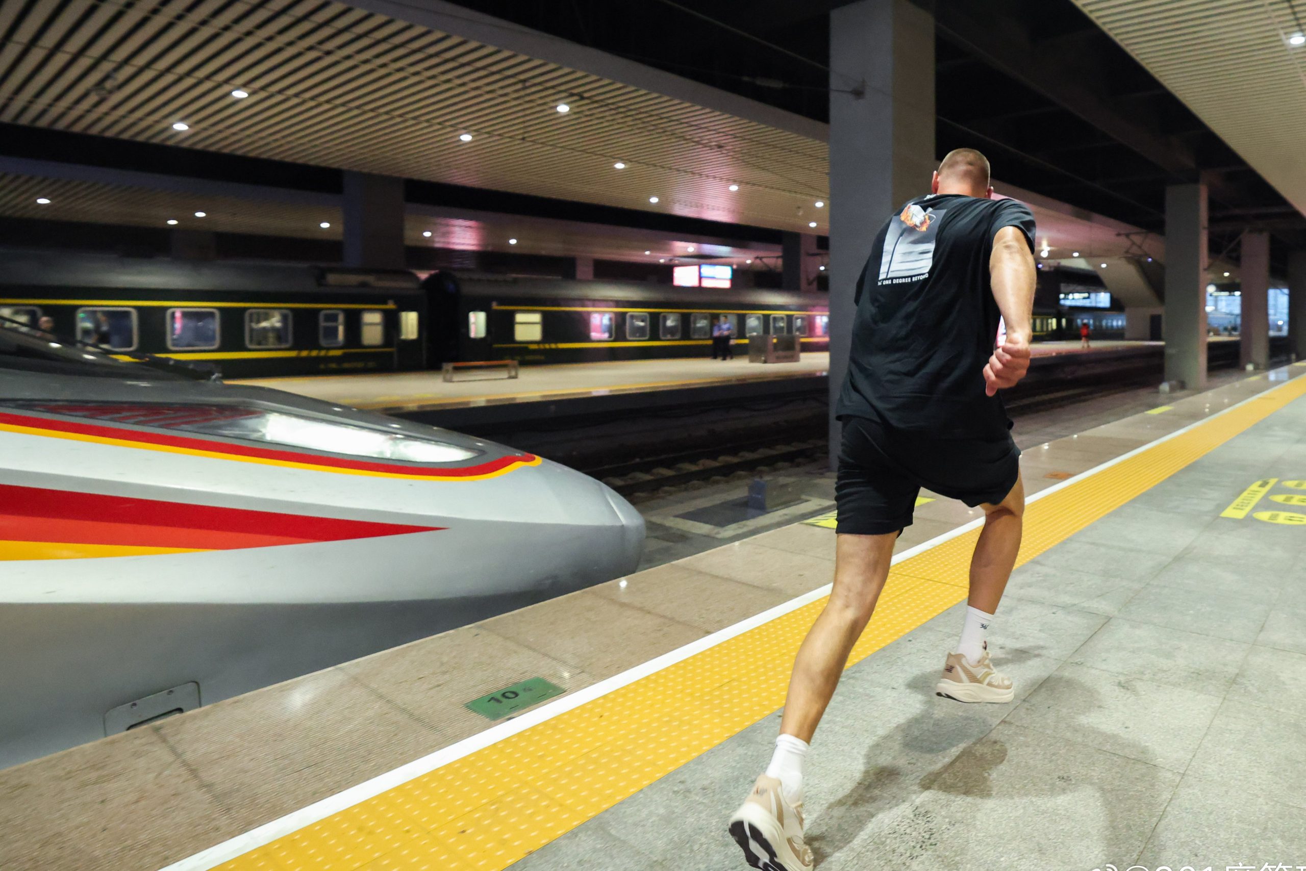 Νίκολα Γιόκιτς: Ο Σέρβος σέντερ των Νάγκετς «τα έβαλε» με τρένο υψηλής ταχύτητας στην Κίνα – Δείτε βίντεο