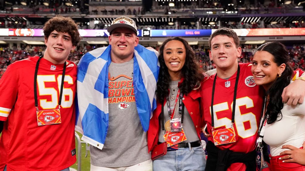 NFL: «Μίδας» ο Γιώργος Καρλαύτης – Υπέγραψε συμβόλαιο 93 εκατ. δολαρίων με τους Κάνσας Σίτι Τσιφς