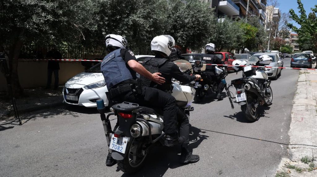 Βίντεο ντοκουμέντο: Καρέ-καρέ η σύλληψη του οδηγού που προσπάθησε να εμβολίσει αστυνομικούς στο Μενίδι