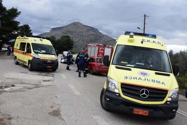 Χαλκιδική: Νεκρός 76χρονος πατέρας σε δυστύχημα – Αυτοκίνητο έπεσε πάνω σε ένα άλλο παρκαρισμένο