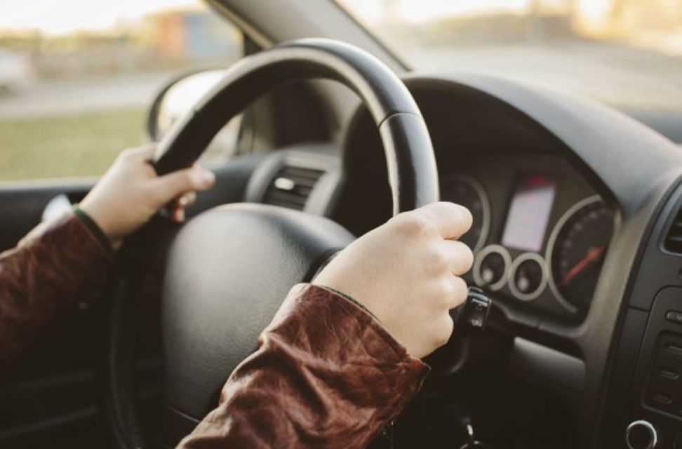 Παραλίγο μοιραίο ατύχημα στη Λάρισα: Άγνωστο αντικείμενο «καρφώθηκε» στο παρμπρίζ αυτοκινήτου μιας γυναίκας