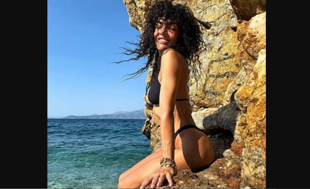 Μαρία Σολωμού: Η ηθοποιός ποζάρει με μαύρο μαγιό πάνω σε βράχια – Δείτε φωτογραφίες