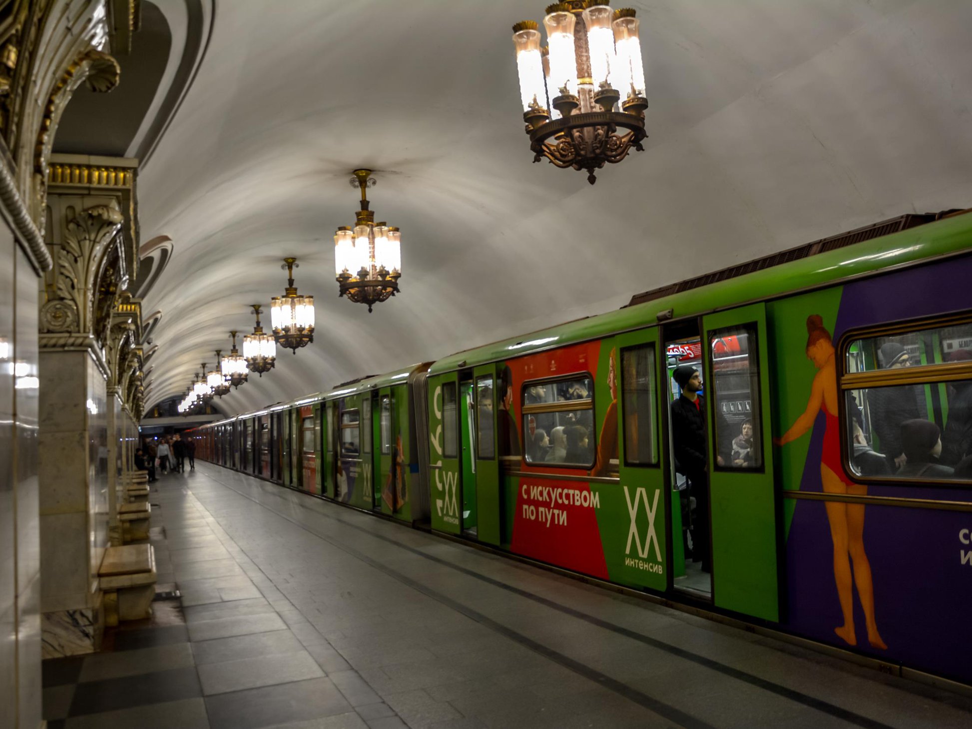 Βίντεο: Οι τεράστιες διαφορές ανάμεσα στο μετρό της Νέας Υόρκης και της Μόσχας