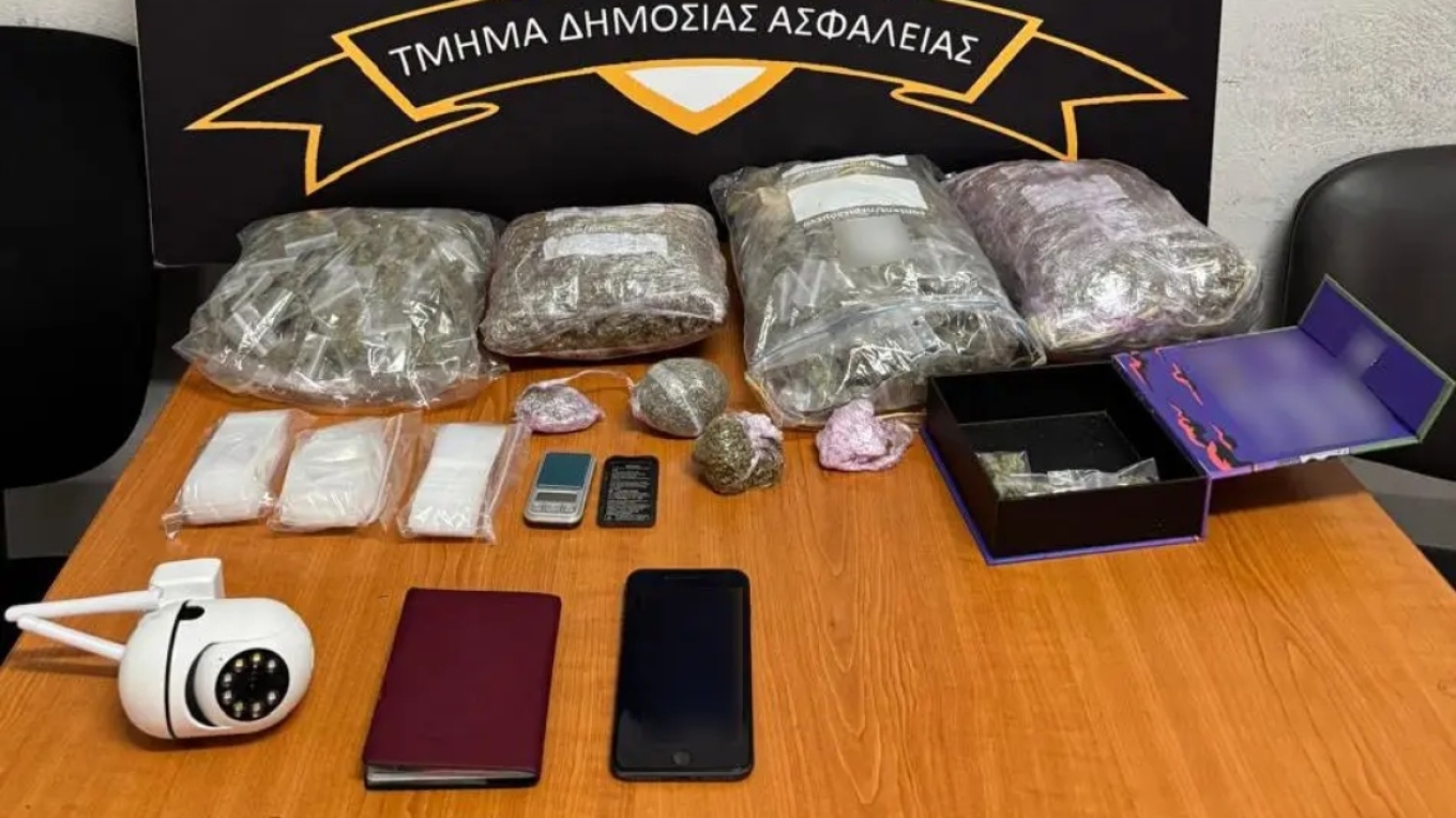 Χειροπέδες σε 19χρονο στην Αθήνα για διακίνηση ναρκωτικών: Τα είχε κρύψει μέσα στο σπίτι του (φωτο)