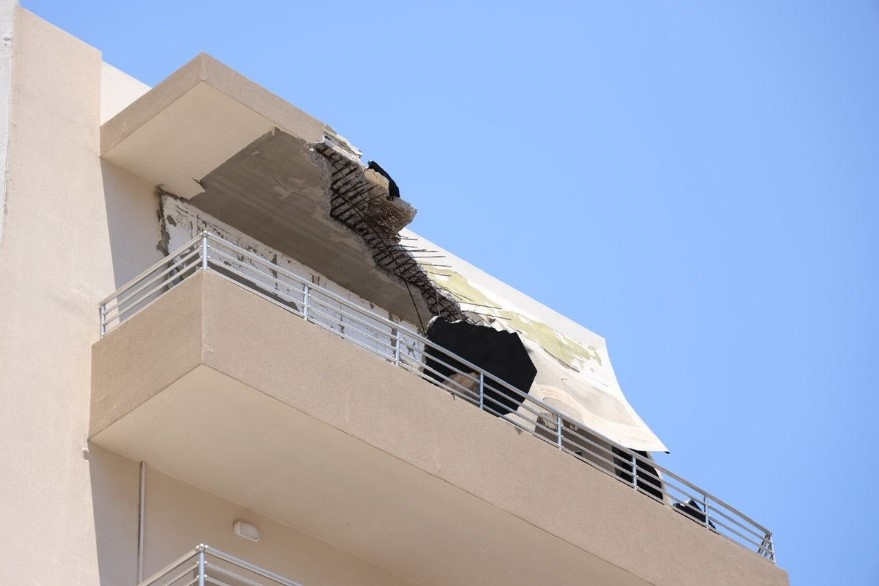 Αποκολλήθηκε τμήμα μπαλκονιού από ξενοδοχείο στο Ηράκλειο Κρήτης – Δείτε φωτογραφίες