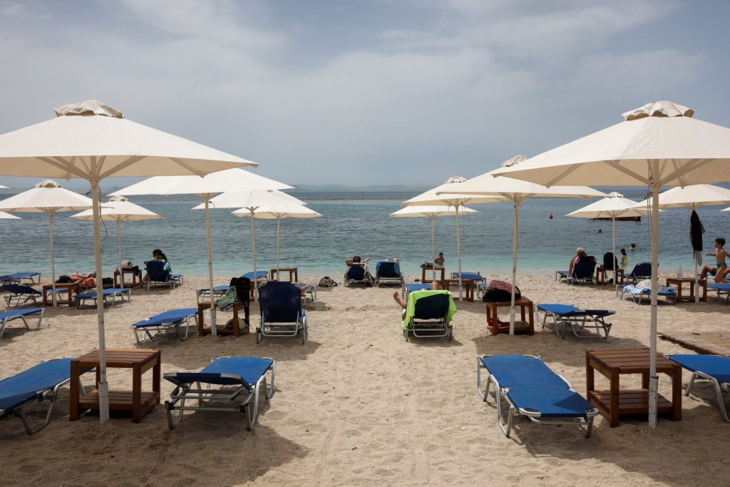 Δύο συλλήψεις στην Ανάβυσσο για παράνομη κατάληψη παραλίας