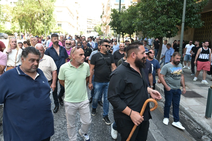 Έξω από το Μέγαρο Μαξίμου με ντουντούκες και πανό οι κτηνοτρόφοι – Ζητούν να συναντηθούν με τον Κ.Μητσοτάκη (φώτο)