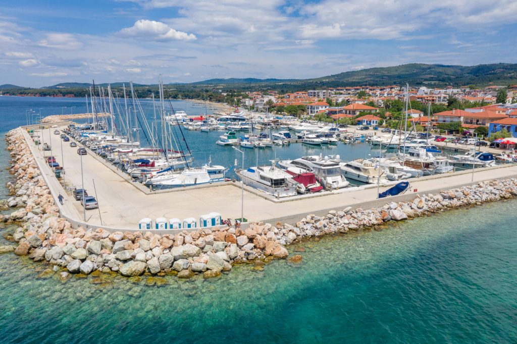 Χαλκιδική: Στις φλόγες «τυλίχθηκε» θαλαμηγός στην μαρίνα «Νικητής»