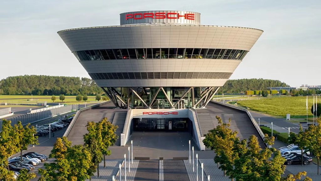 Η Porsche σφίγγει για τα καλά το ζωνάρι