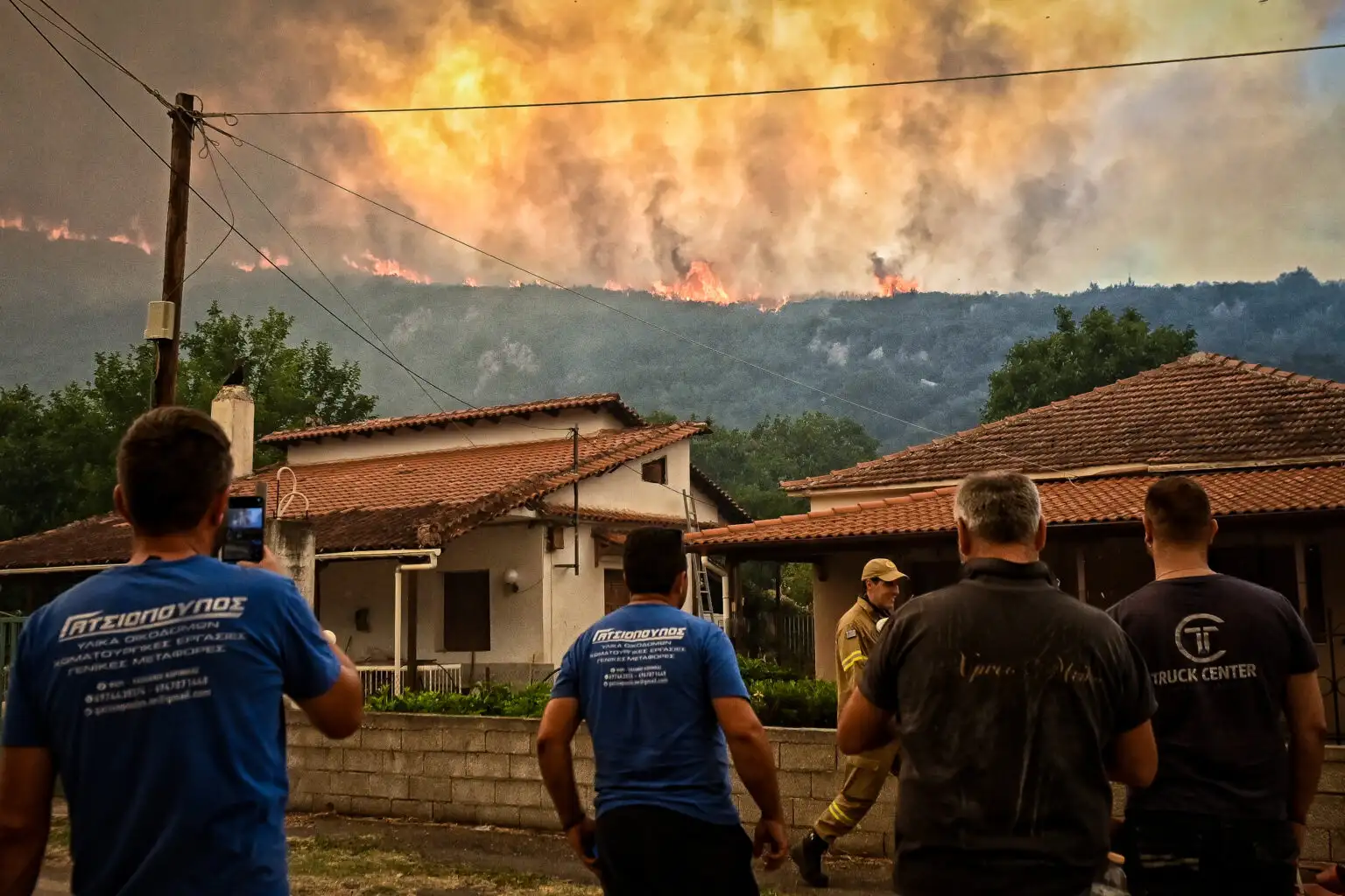 Φενεός Κορινθίας: Ολονύχτια μάχη για  να περιοριστεί το πύρινο μέτωπο.