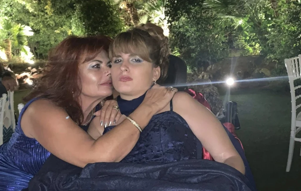 Πάρος: 13 χρόνια από την επίθεση στη Μυρτώ – «Σαν σήμερα ένα τέρας έλιωσε το κεφάλι της» λέει η μητέρα της