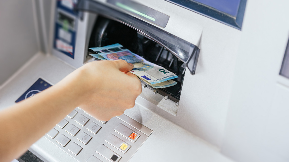 Τράπεζες: Δείτε ποιες συναλλαγές θα είναι δωρεάν και ποιες θα μας χρεώνουν τα ATM
