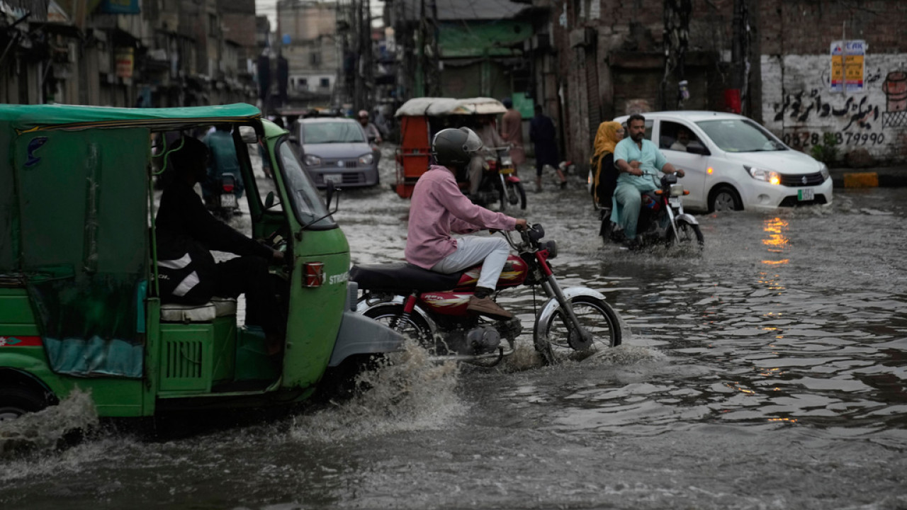 Πακιστάν: Τουλάχιστον 3 νεκροί και 15 αγνοούμενοι μετά από κατολισθήσεις (βίντεο)
