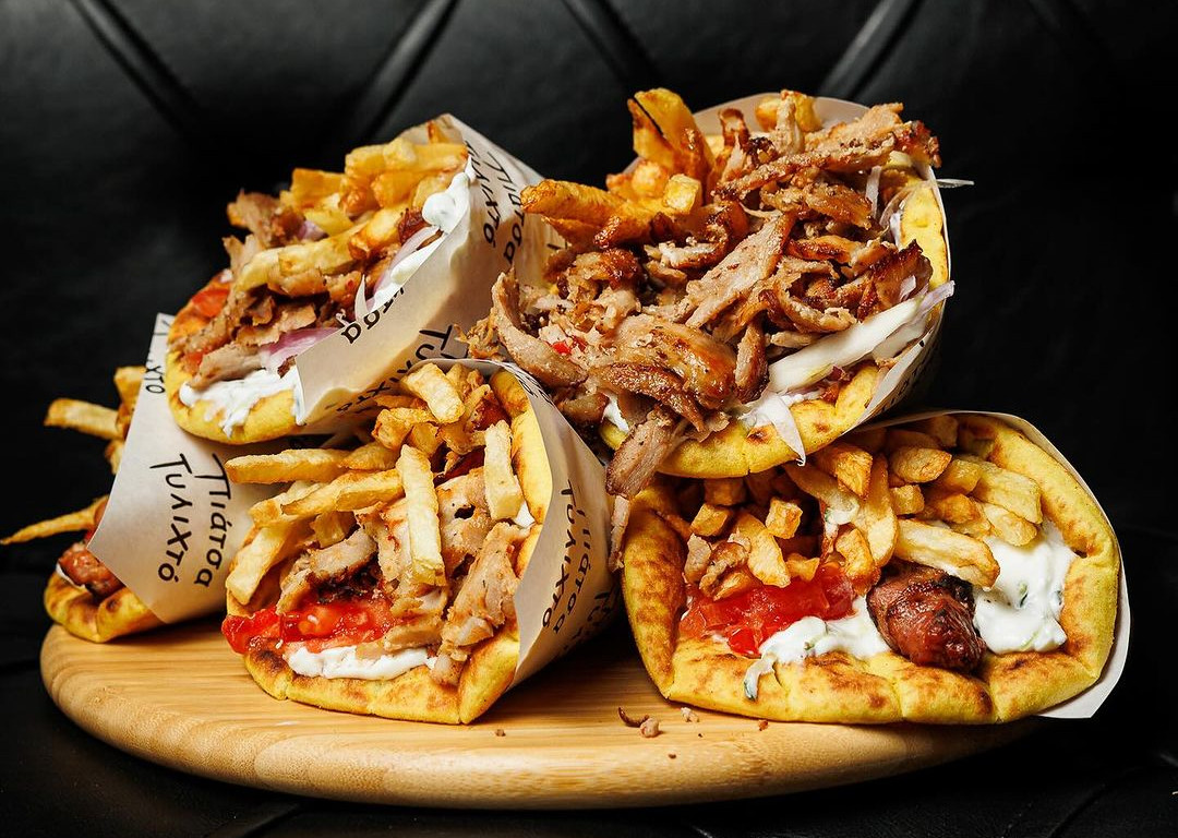 Μύκονος: Πόσο κοστίζει το τυλιχτό σουβλάκι; – Τι είναι το «Souvlaki Combo»