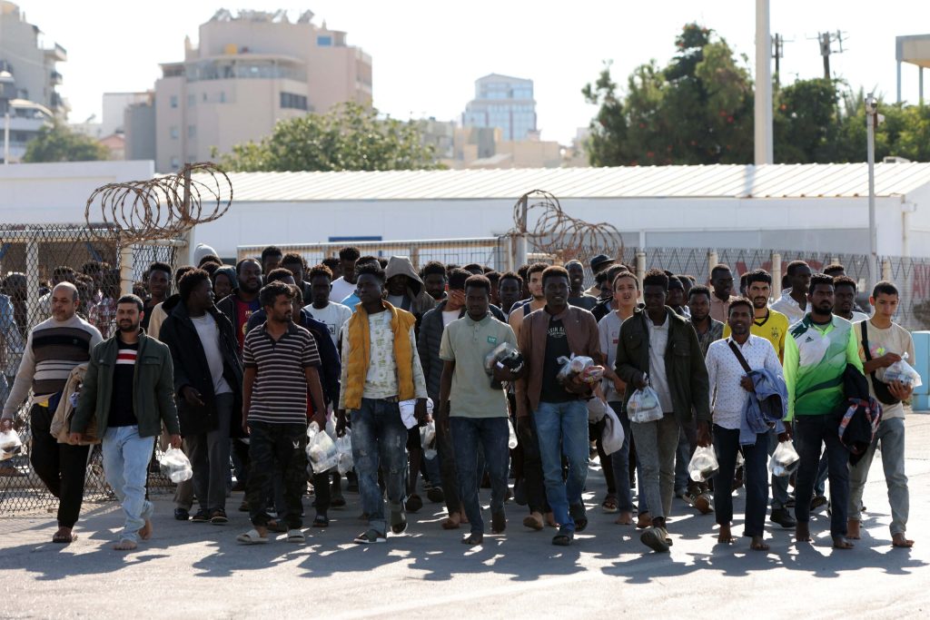 Εικόνες ντροπής στη Σάμο: Λαθρομετανάστες  που μόλις είχαν αποβιβαστεί διέκοψαν την κυκλοφορία σε κεντρικό δρόμο!