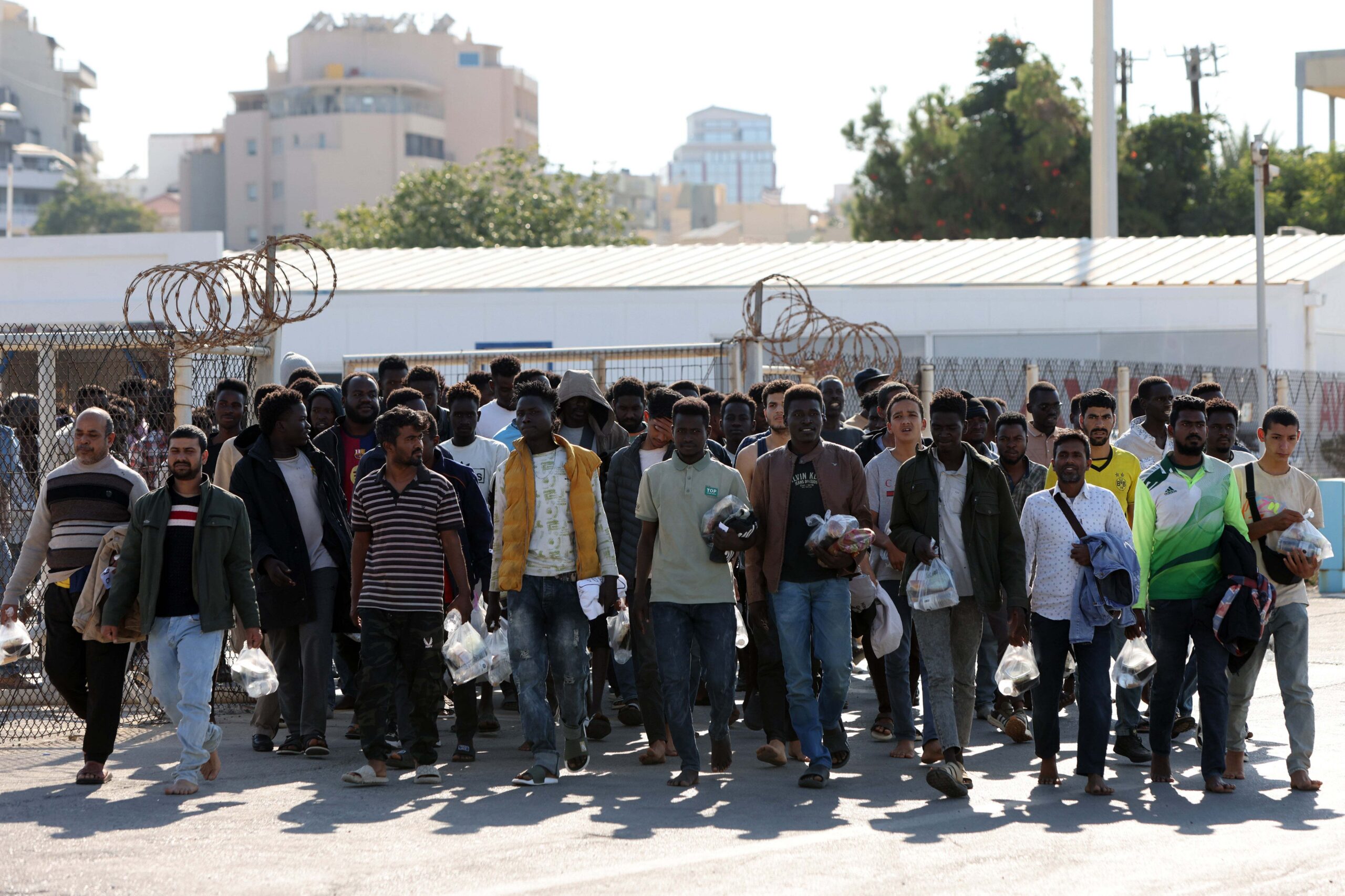 Εικόνες ντροπής στη Σάμο: Λαθρομετανάστες  που μόλις είχαν αποβιβαστεί διέκοψαν την κυκλοφορία σε κεντρικό δρόμο!