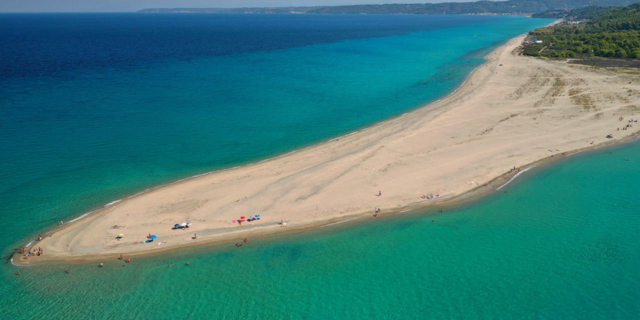 Ποσείδι: Η εξωτική παραλία στη Χαλκιδική που «μαγεύει» τους επισκέπτες της με την ιδιαίτερη μορφολογία της (φώτο)