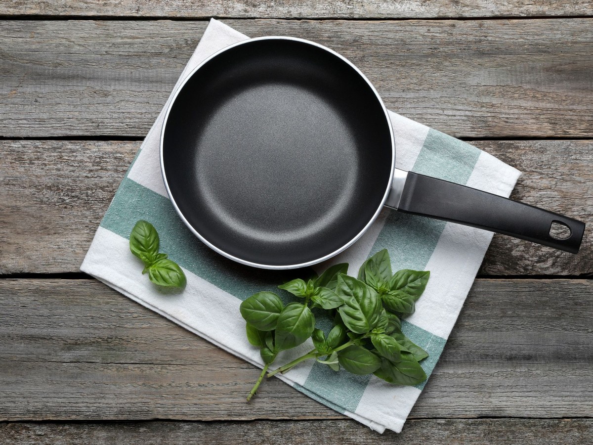 Αυτά είναι τα λάθη που κάνετε με το αντικολλητικό τηγάνι – Πώς να το καθαρίσετε