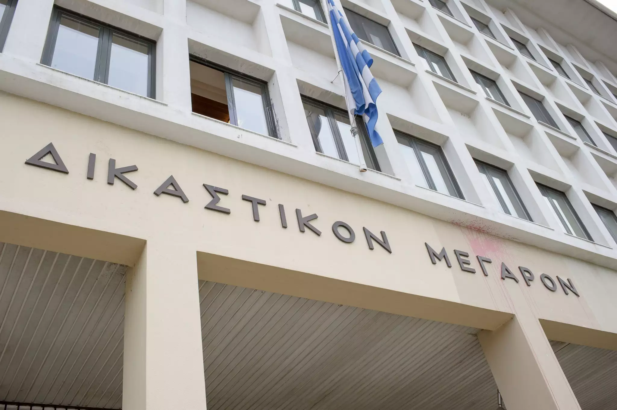Δικαστής δέχθηκε επίθεση από Ρομά έξω από τα δικαστήρια του Πειραιά