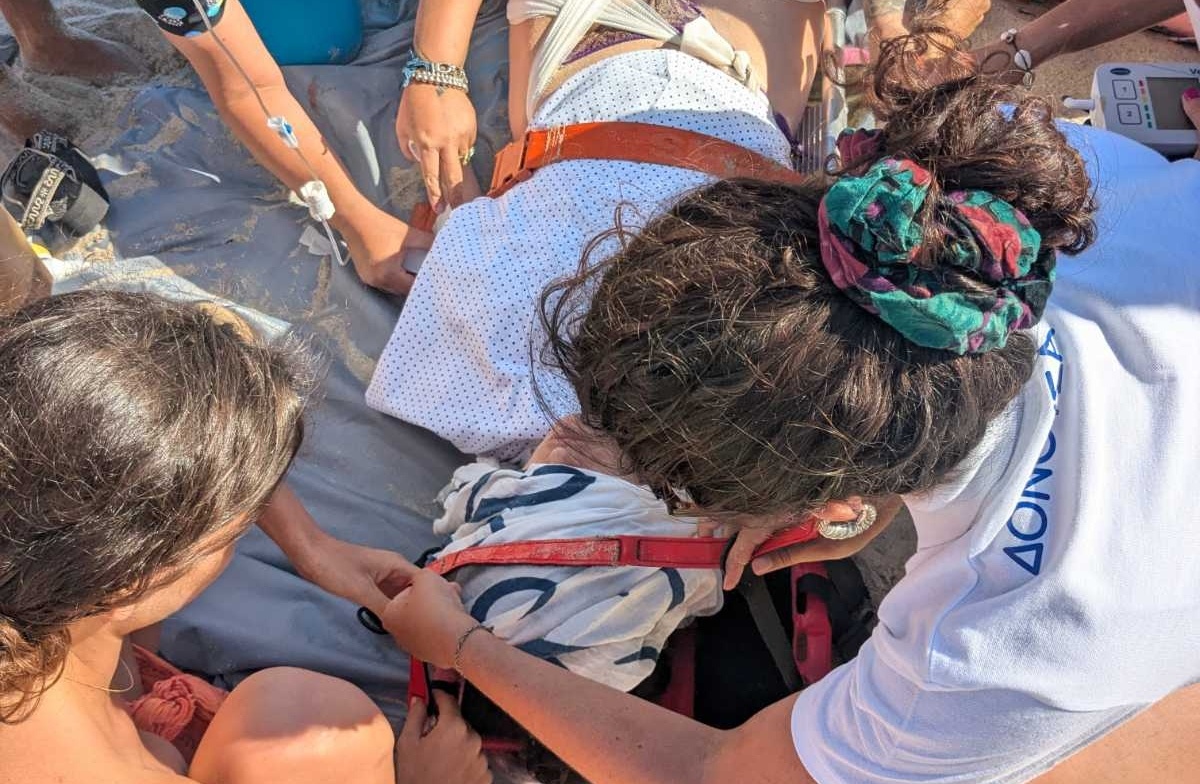 Δονούσα: Κοντάρι ομπρέλας καρφώθηκε στο πόδι νεαρής!