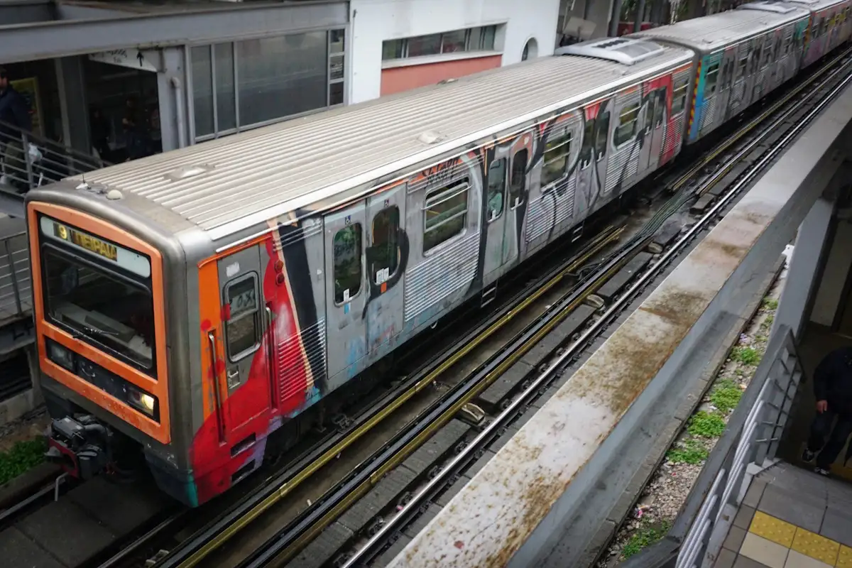 Άνω Πατήσια: Νεκρός ο άνδρας που έπεσε στις γραμμές του Ηλεκτρικού (upd)