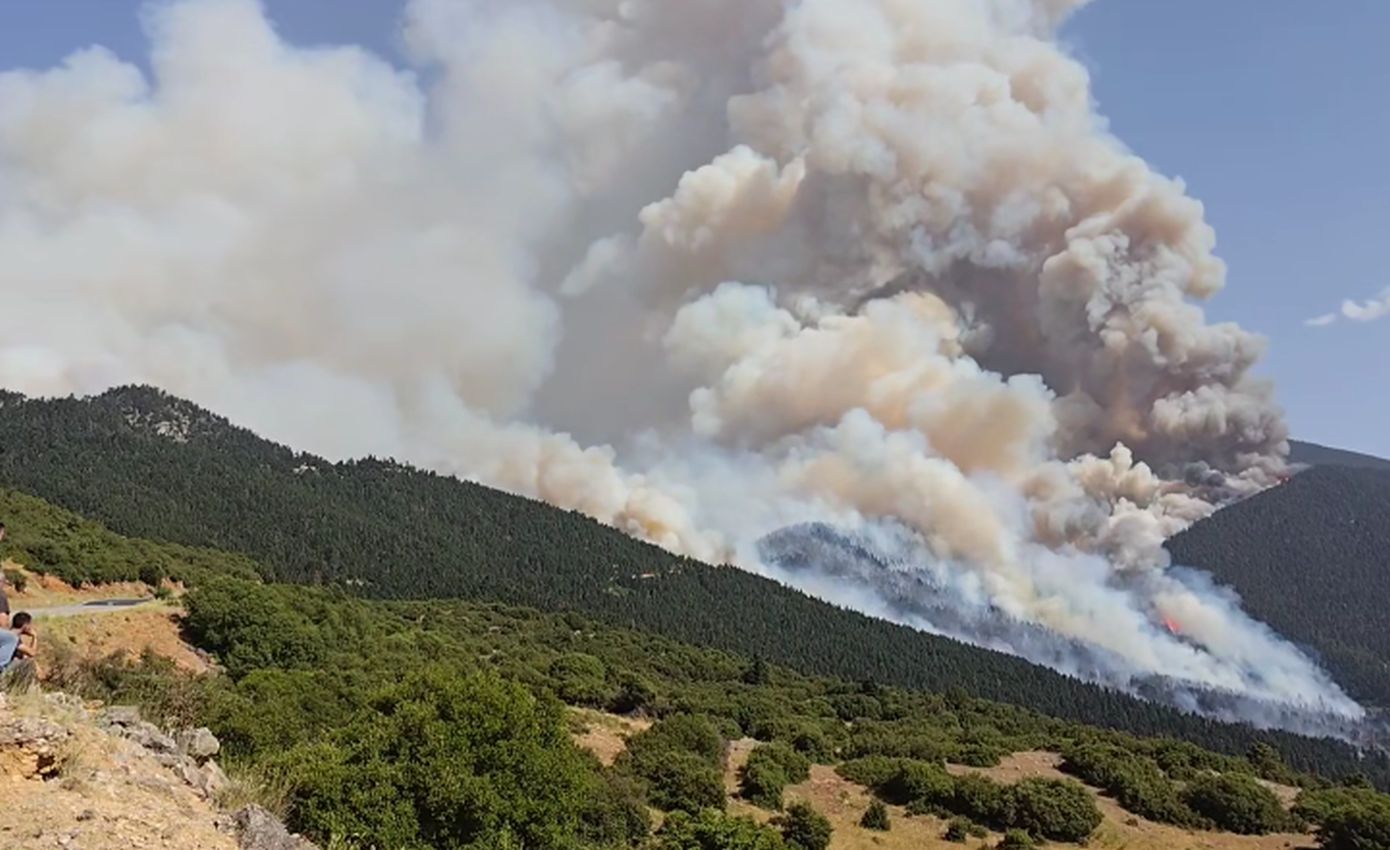 Aνεξέλεγκτη η φωτιά στον Φενεό Κορινθίας: Εκκενώσεις οικισμών και τραυματισμός πυροσβέστη (βίντεο) (upd2)