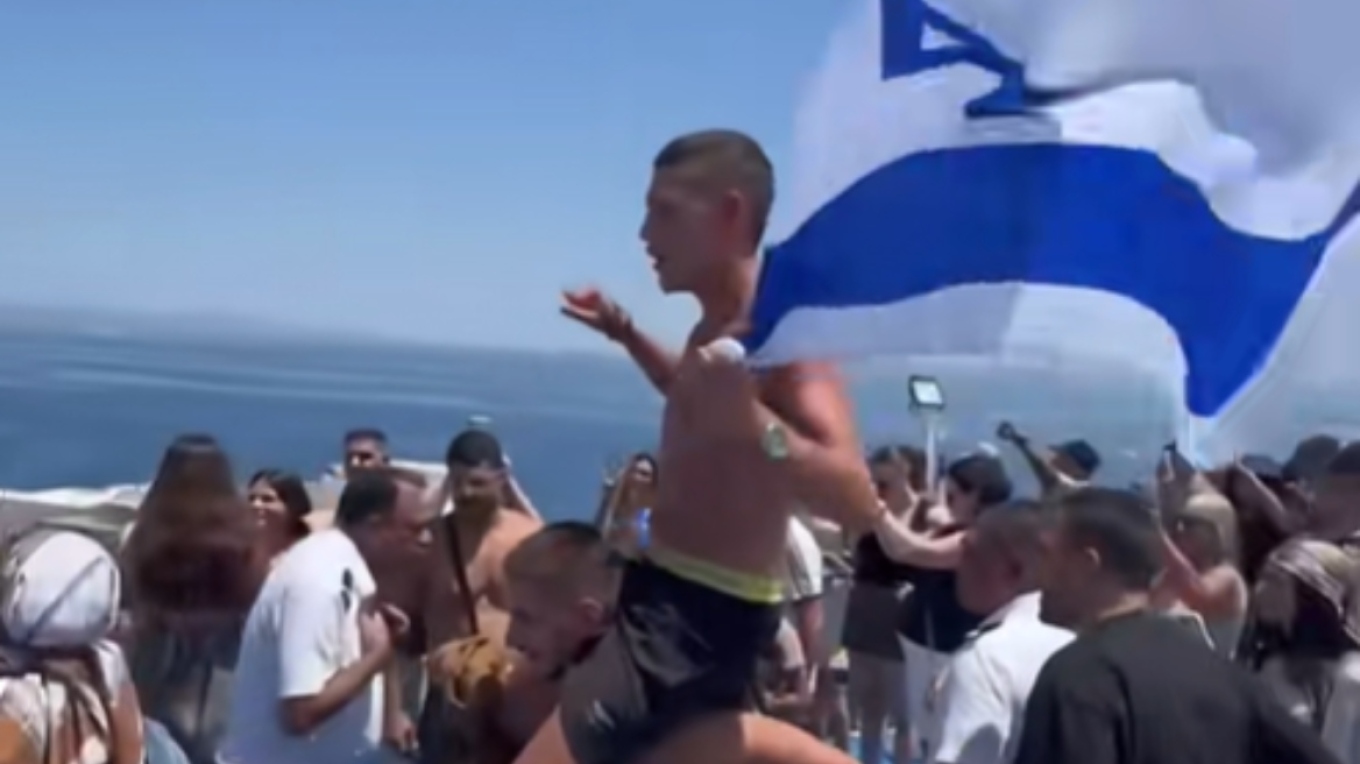 Σύρος: Ισραηλινοί τουρίστες κυμάτιζαν σημαίες και έλεγαν συνθήματα όταν διαδηλωτές απέκλεισαν το λιμάνι (βίντεο)