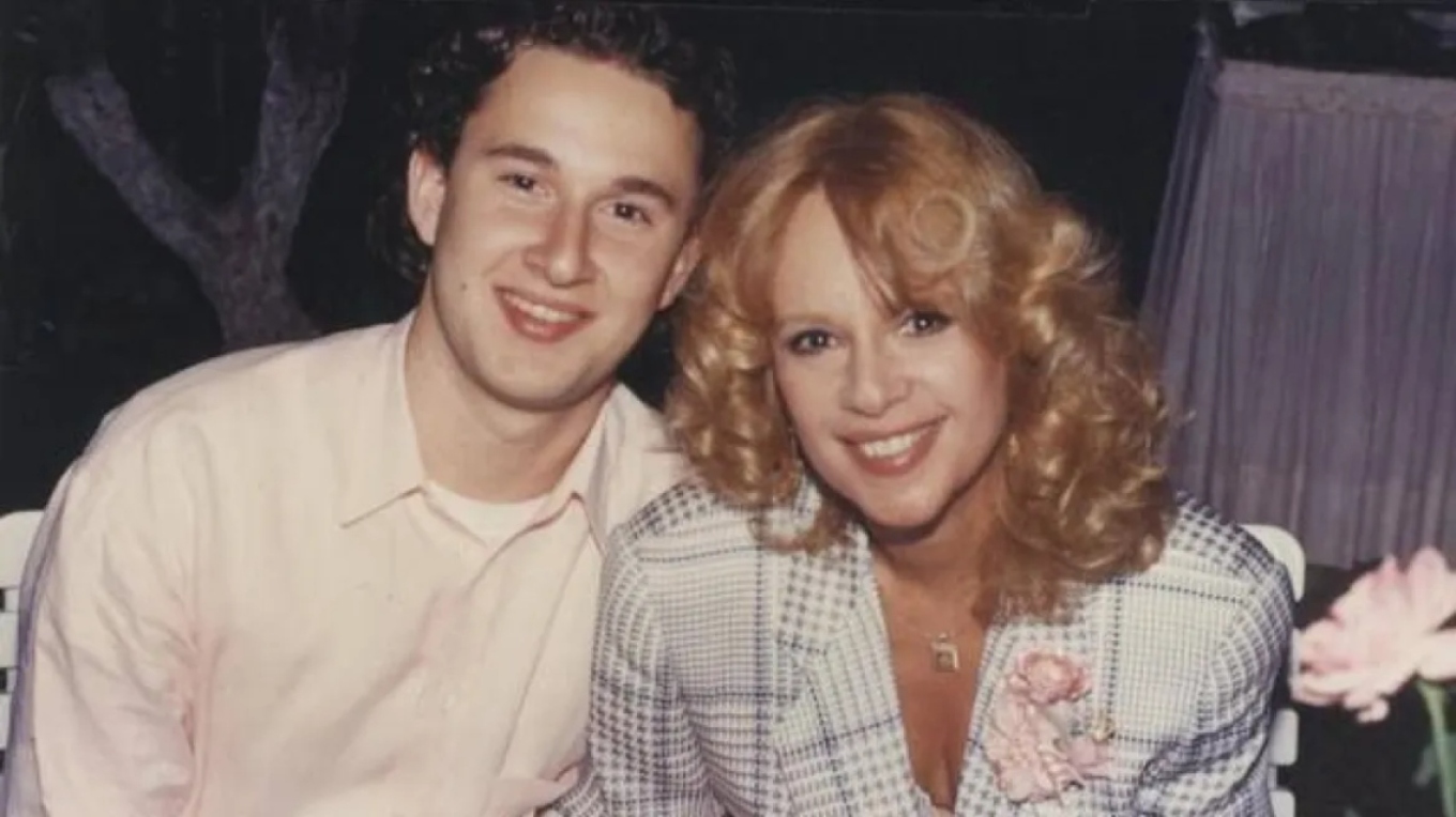 Γιάννης Παπαμιχαήλ για τα 29 χρόνια από τον θάνατο της Αλίκης Βουγιουκλάκης: «Μαμά μου λείπεις πολύ» (φωτο)