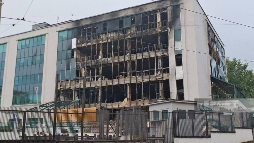 Οι Ρώσοι έπληξαν το κτήριο της πρεσβείας του Αζερμπαϊτζάν στο Κίεβο – Δείτε φωτογραφίες