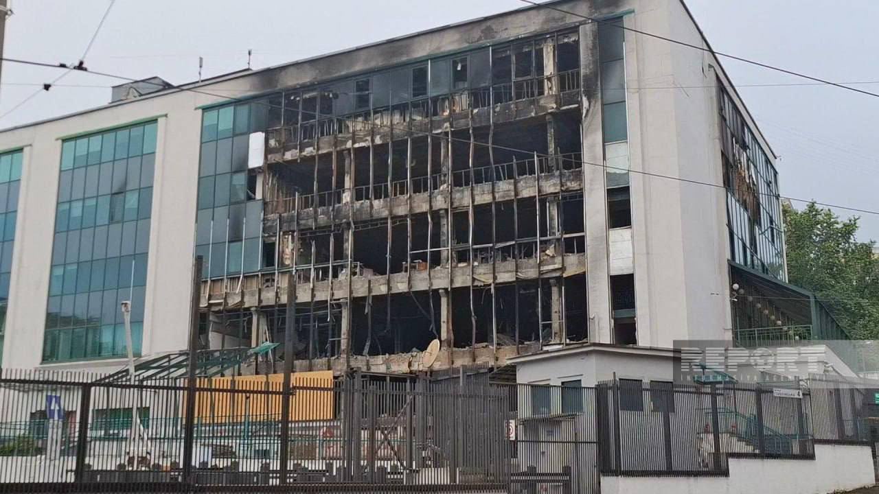 Οι Ρώσοι έπληξαν το κτήριο της πρεσβείας του Αζερμπαϊτζάν στο Κίεβο – Δείτε φωτογραφίες