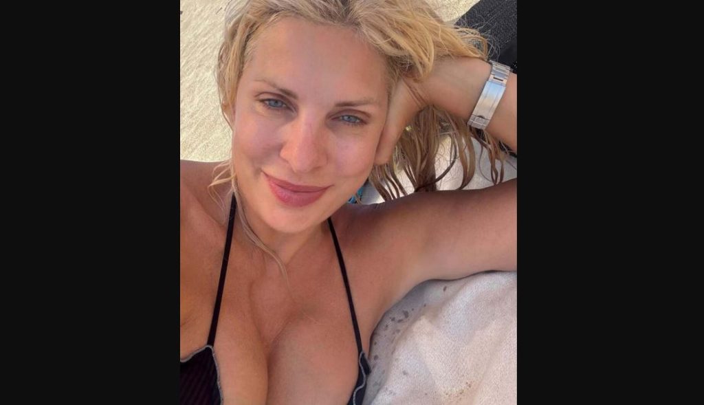 Συνεχίζει τις διακοπές της στην Άνδρο η Ελένη Μενεγάκη – Δείτε φωτογραφίες