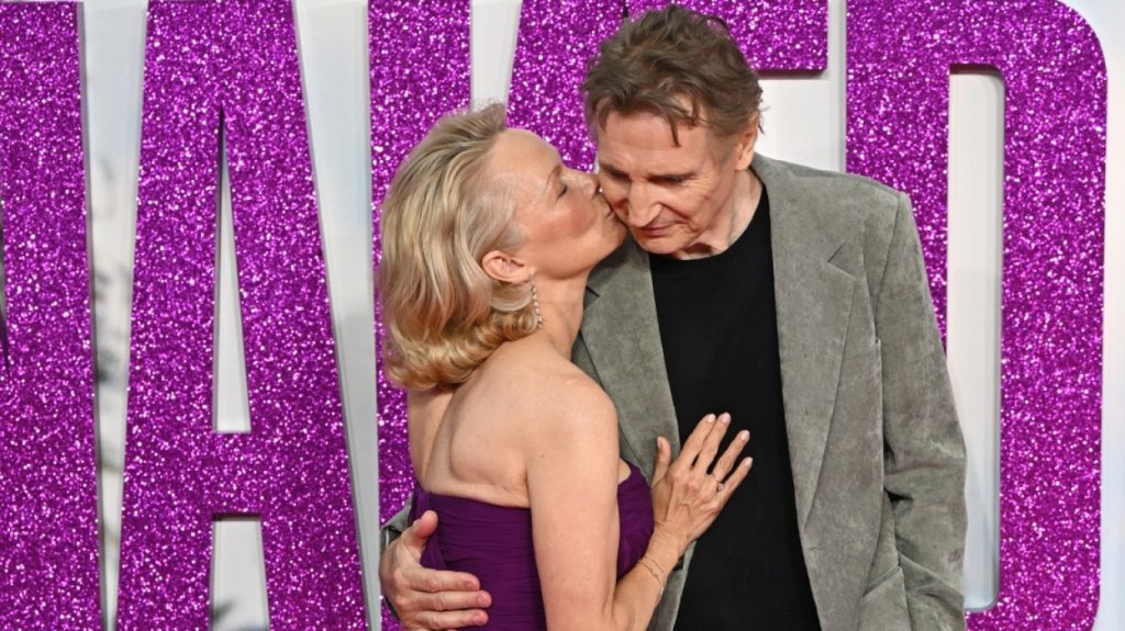 Φιλιά και αγκαλιές ανάμεσα στην Πάμελα Άντερσον και τον Λίαμ Νίσον στην πρεμιέρα της ταινίας τους (βίντεο – φωτο)