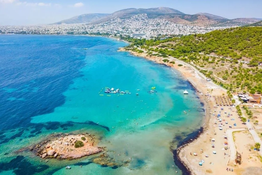 13 μαγευτικές παραλίες κοντά στην Αθήνα για δροσιστικές βουτιές