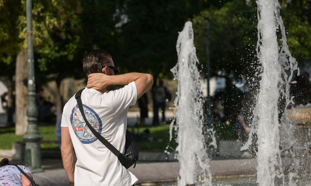 Τι να φορέσετε όταν έξω έχει καύσωνα – Δείτε ποιο χρώμα είναι η χειρότερη επιλογή
