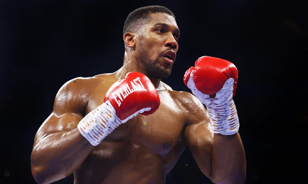Στη Μύκονο ο Anthony Joshua – Ο πρωταθλητής της πυγμαχίας απολαμβάνει διακοπές στην Ελλάδα (βίντεο)