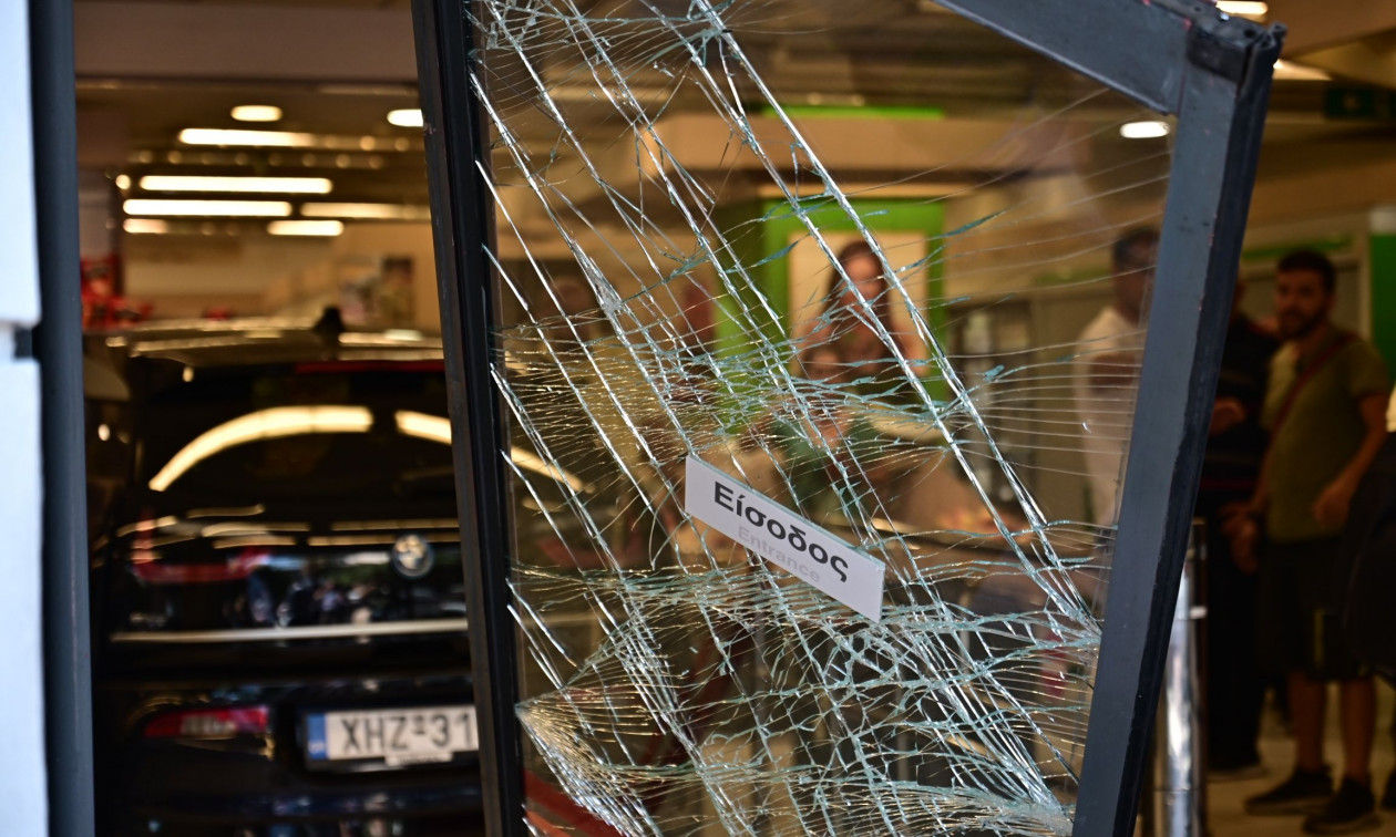 Πέτρου Ράλλη: Ηλεκτρικό αυτοκίνητο έπεσε σε σούπερ μάρκετ – 3 τραυματίες ανάμεσά τους και 2 παιδιά (upd -φωτο)