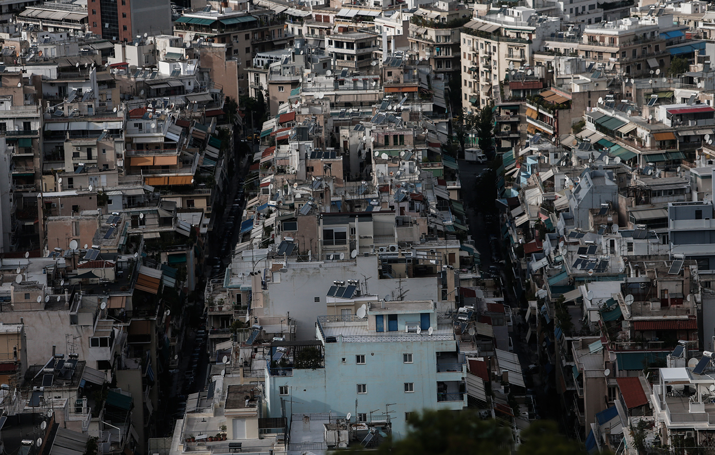 Η ΑΑΔΕ ετοιμάζεται να βγάλει στο «σφυρί» κατοικίες, οικόπεδα και αποθήκες – Ποιοι οφειλέτες μπαίνουν στο στόχαστρο