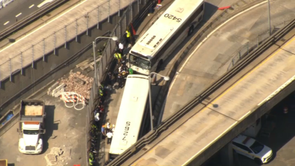 Σφοδρή σύγκρουση λεωφορείων στη Νέα Υόρκη – Στους 29 οι τραυματίες