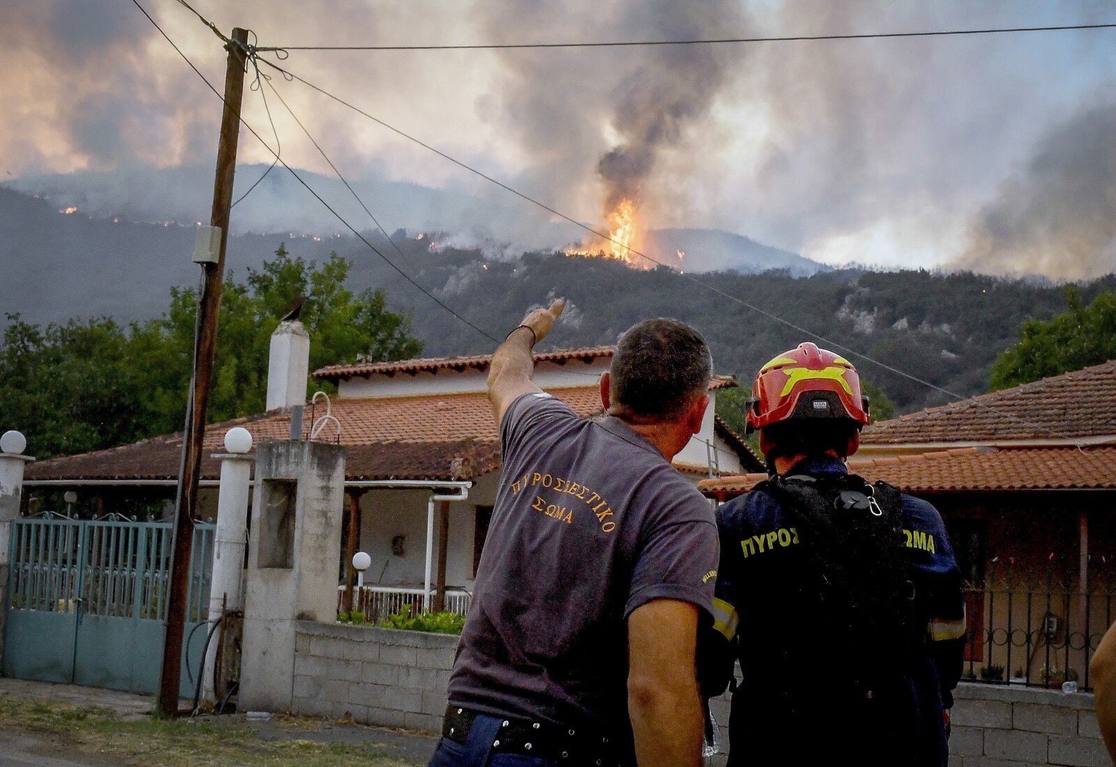 Κορινθία: Νέα αναζωπύρωση της φωτιάς στον Φενεό (βίντεο)