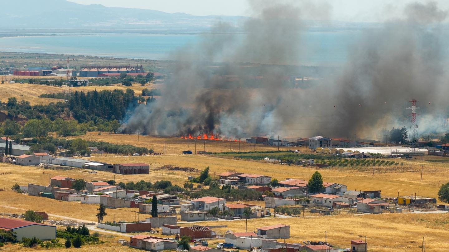 Μεγάλη φωτιά στην Αλεξανδρούπολη – Μήνυμα του 112 για εκκένωση (βίντεο)