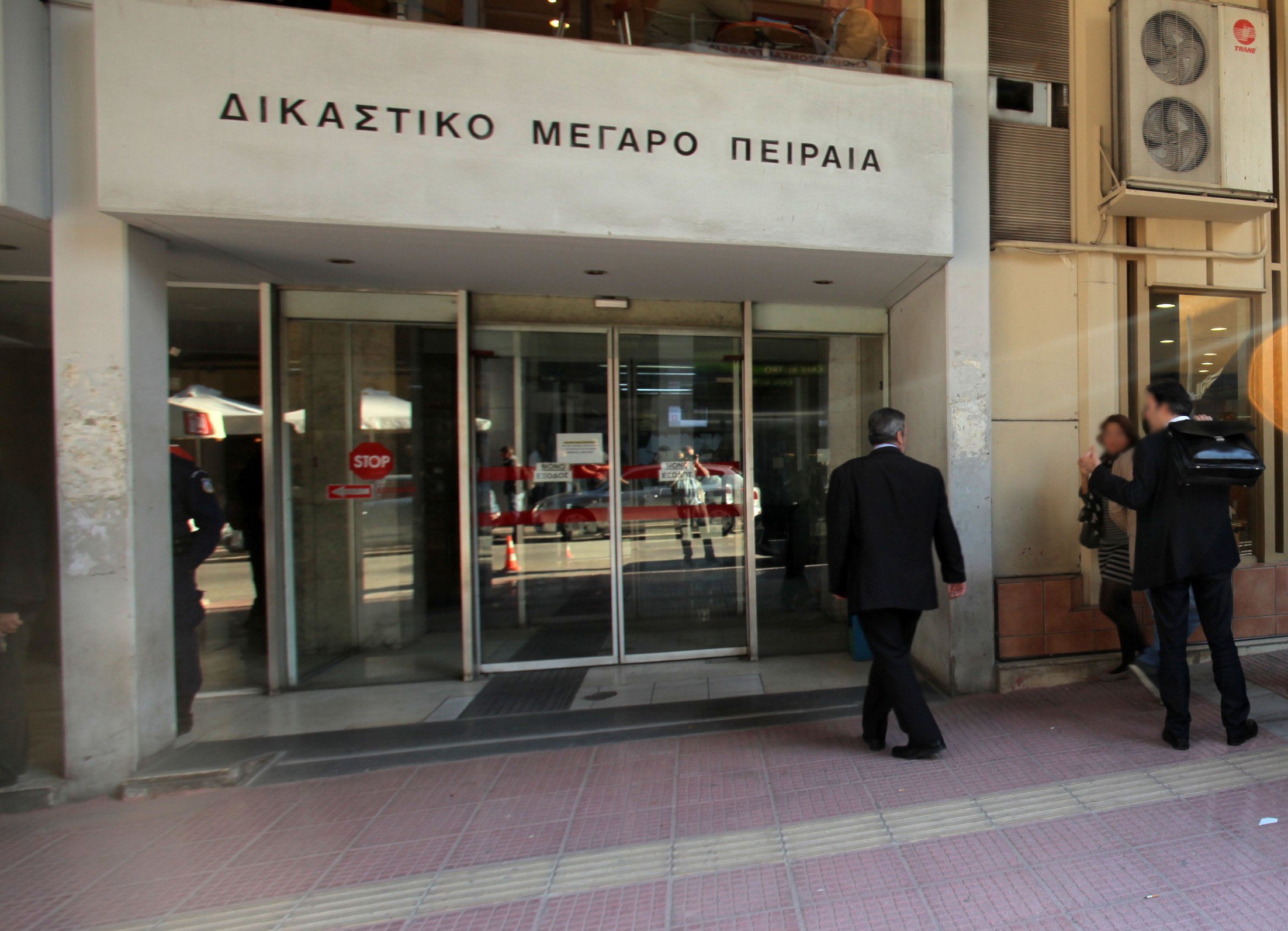 Ένωση Δικαστών και Εισαγγελέων: «Αφύλακτος και εκτεθειμένος ο δικαστής που δέχτηκε επίθεση στον Πειραιά»