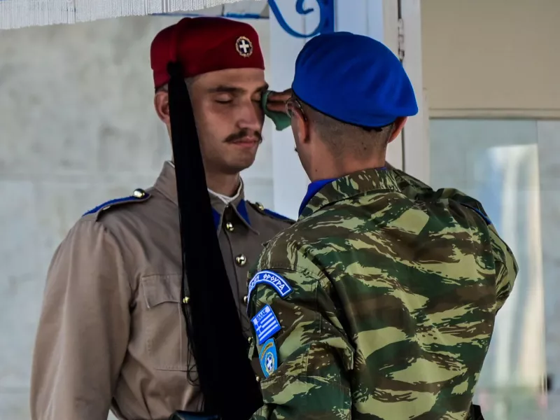 Ακίνητοι παραμένουν οι Εύζωνες στον Άγνωστο Στρατιώτη παρά τον καύσωνα – Τους σκουπίζουν τον ιδρώτα (φωτο)