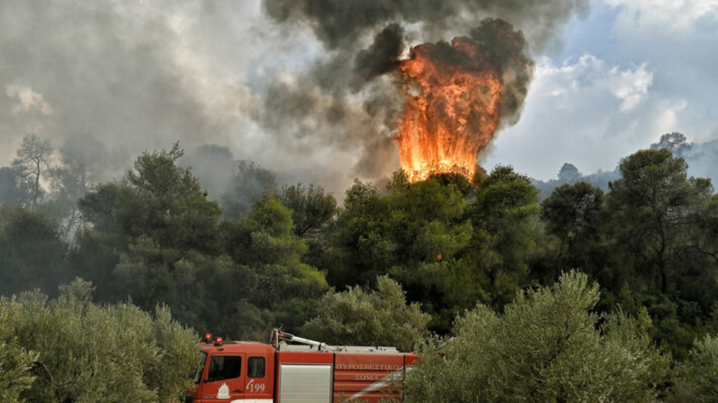 Διάσπαρτες εστίες φωτιάς στον Φενεό: Στάχτη πάνω από 11.000 στρέμματα δάσους