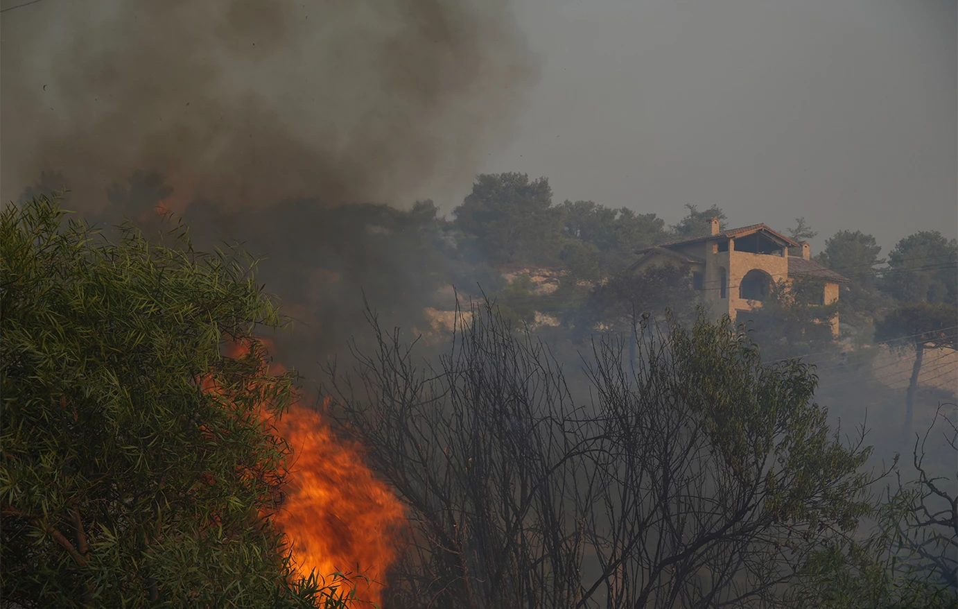 Ανεξέλεγκτη η φωτιά στη Λεμεσό: 100.000 στρέμματα στάχτη – Νέες αναζωπυρώσεις και αρκετά καμένα σπίτια