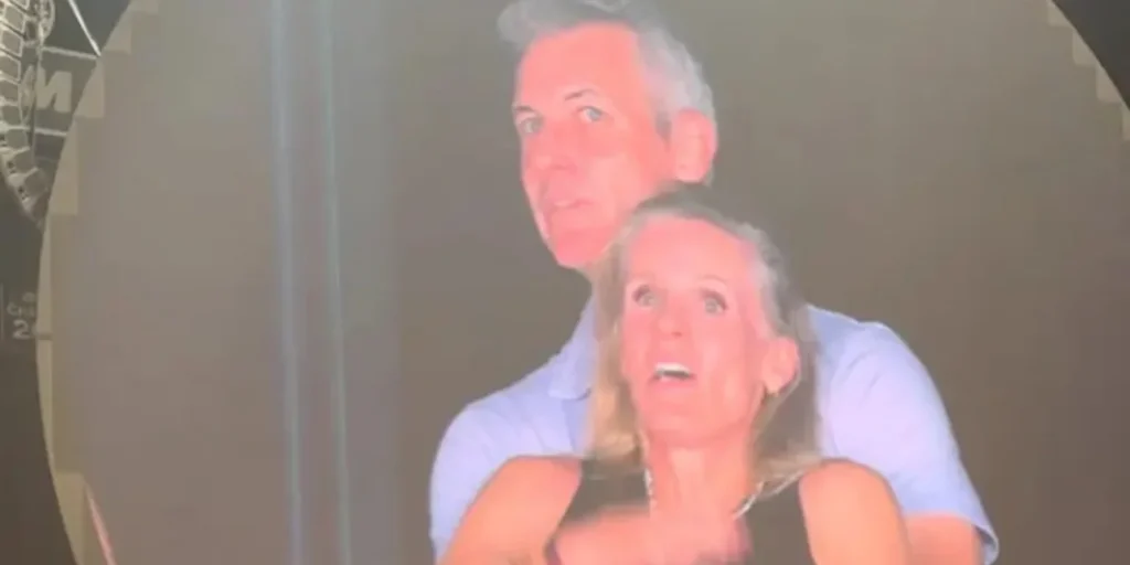 Coldplay: Νέα στιγμιότυπα από το viral ζευγάρι – Δείτε τι έκαναν πριν τους «πιάσει» η kiss cam